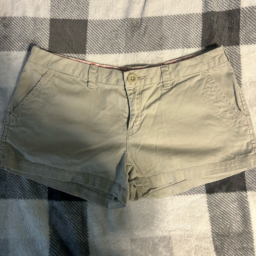Women's Arizona Jean Company Tan Shorts Size 7 with Beach Pattern on inside